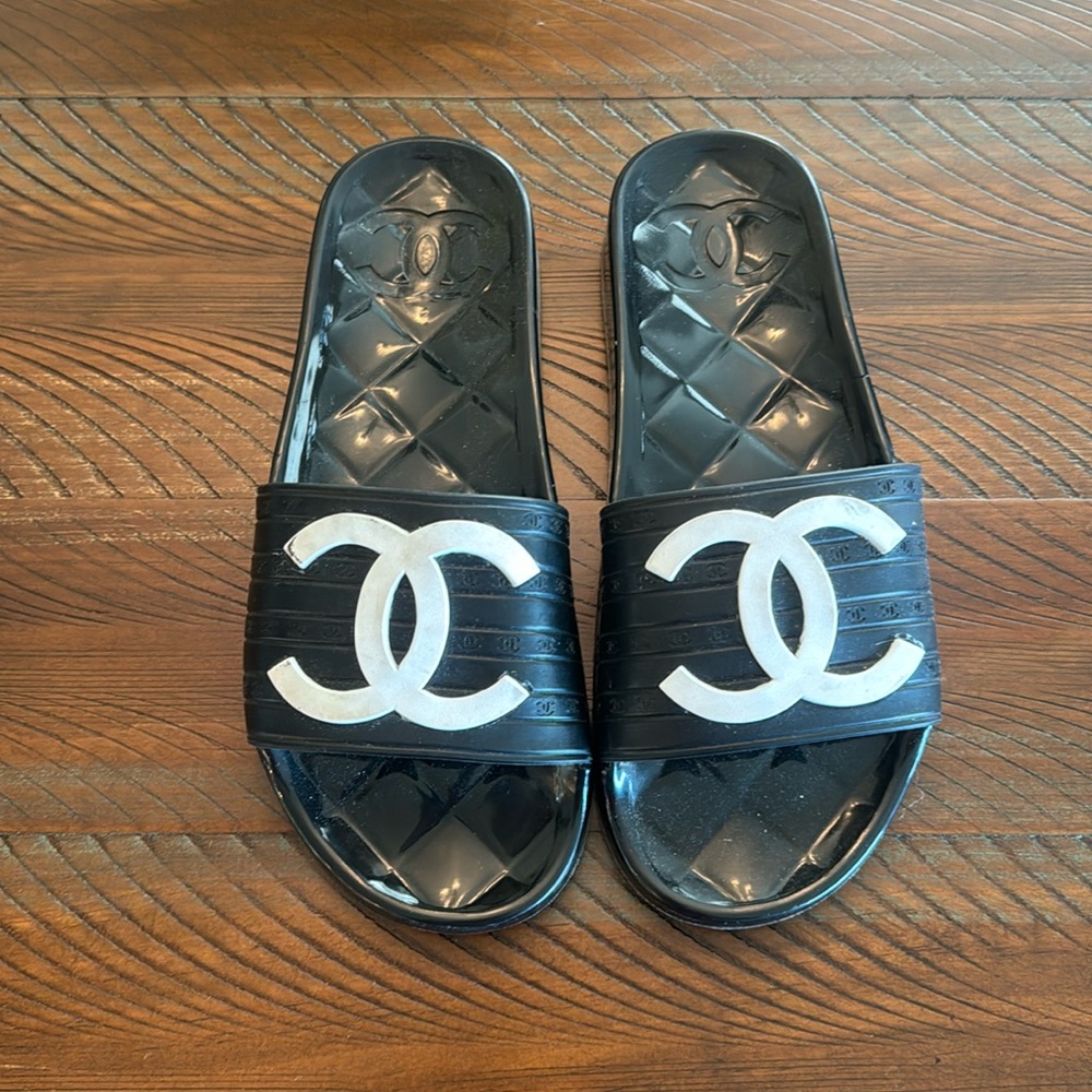 Chanel slides
